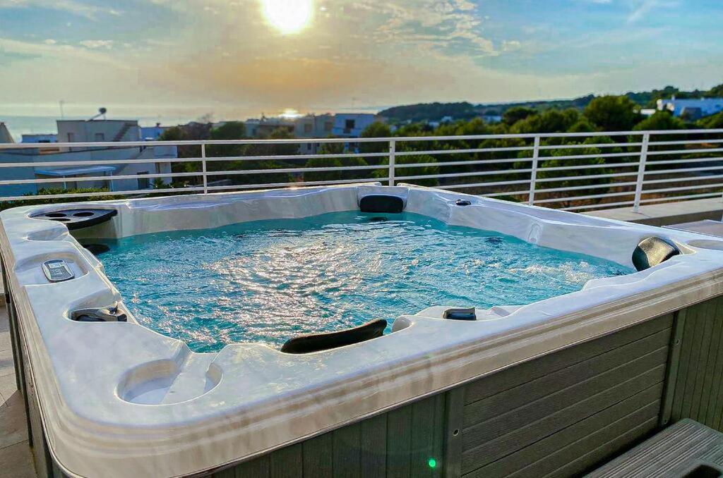 Jacuzzi Holiday Homes By Lovesud 레우카 외부 사진